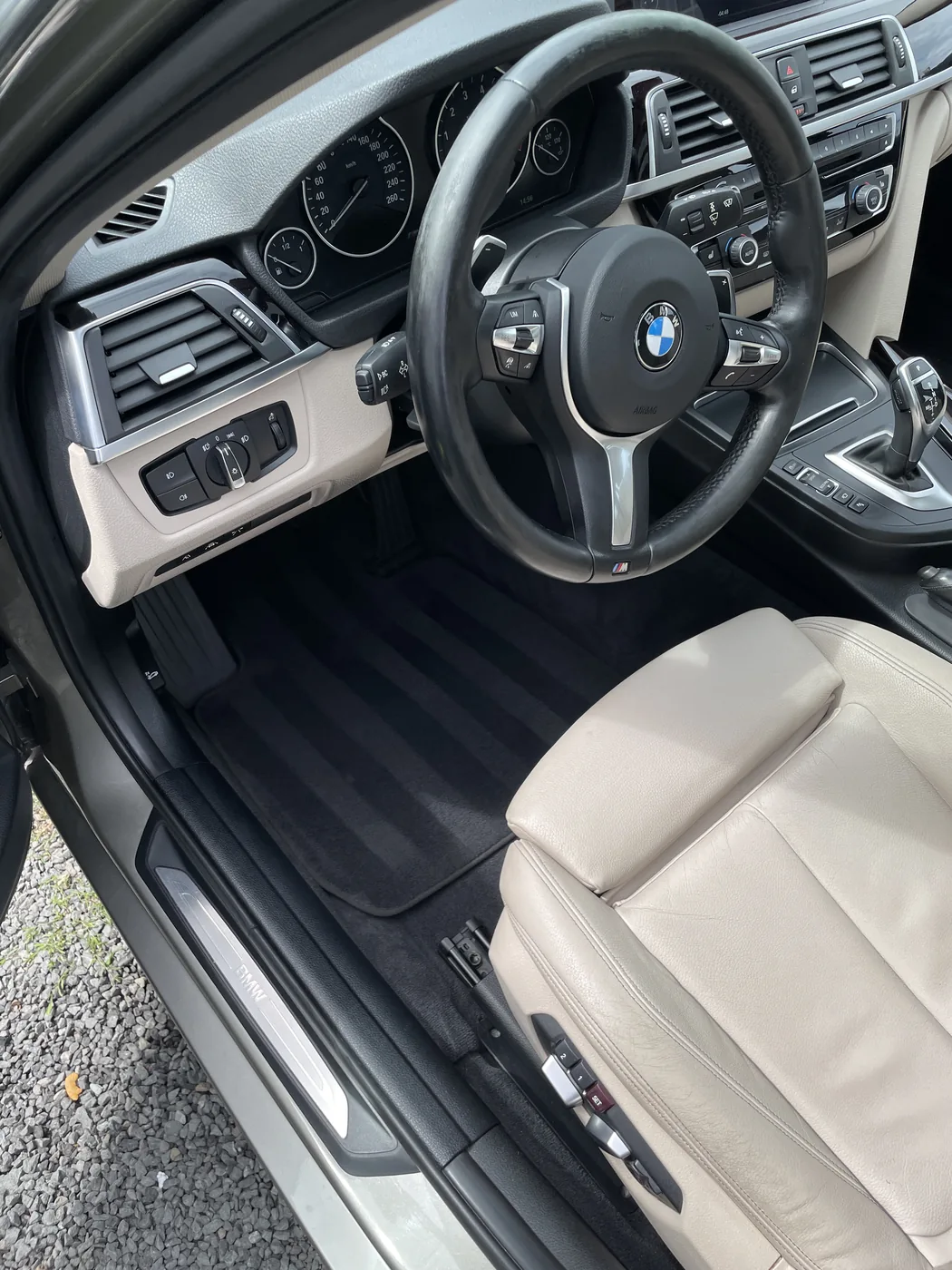 Dasselbe BMW Cockpit nach der Innenraumaufbereitung durch iCare Detailing
