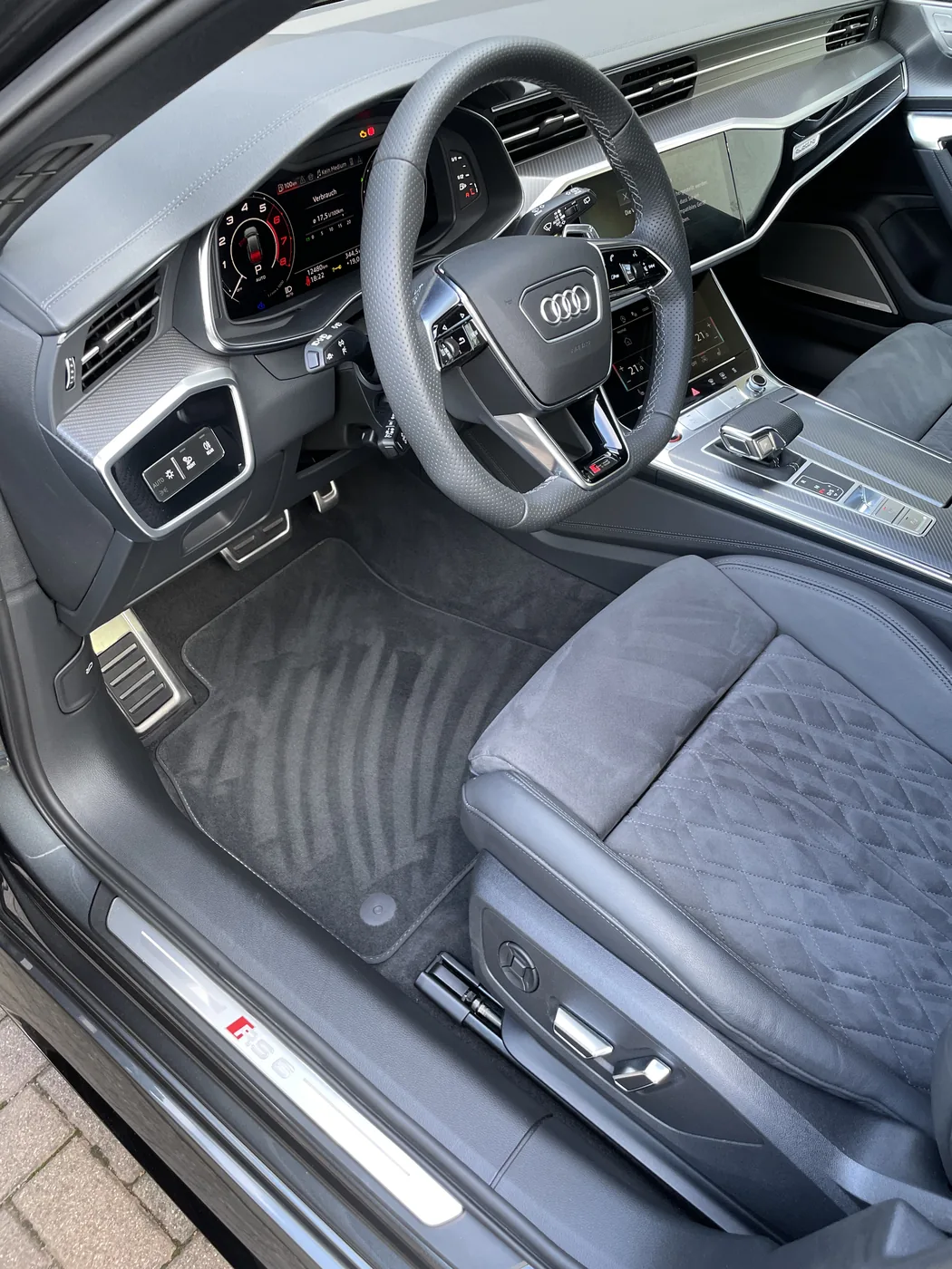 Cockpit und Fußraum des Audi RS6 nach der Aufbereitung