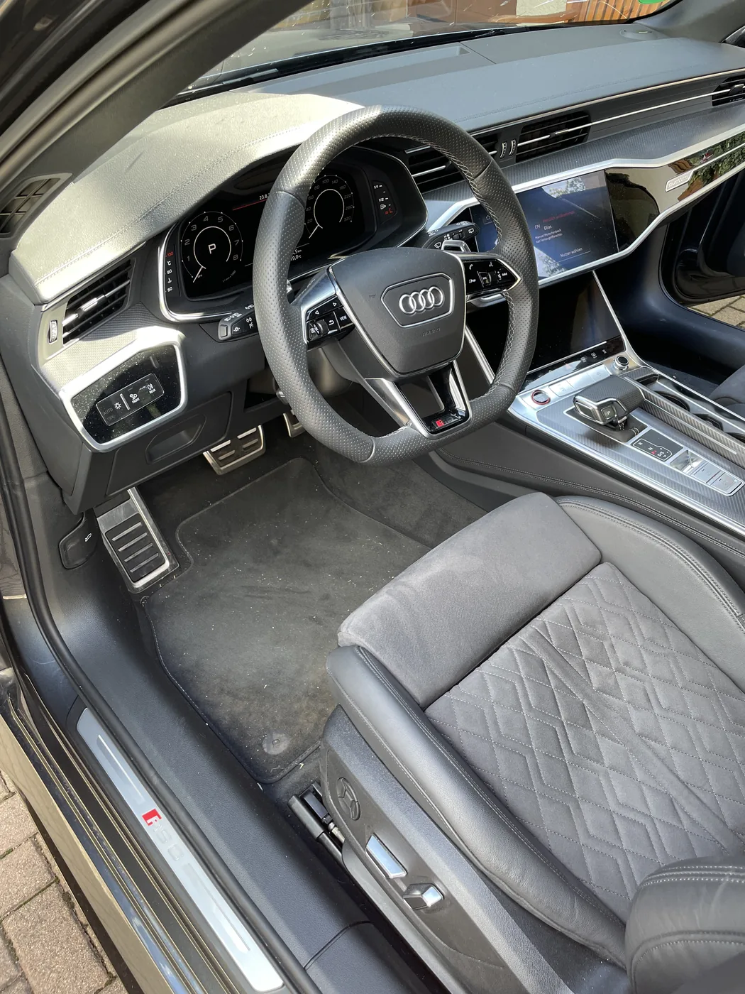 Cockpit und Fußraum eines Audi RS6 vor der Aufbereitung