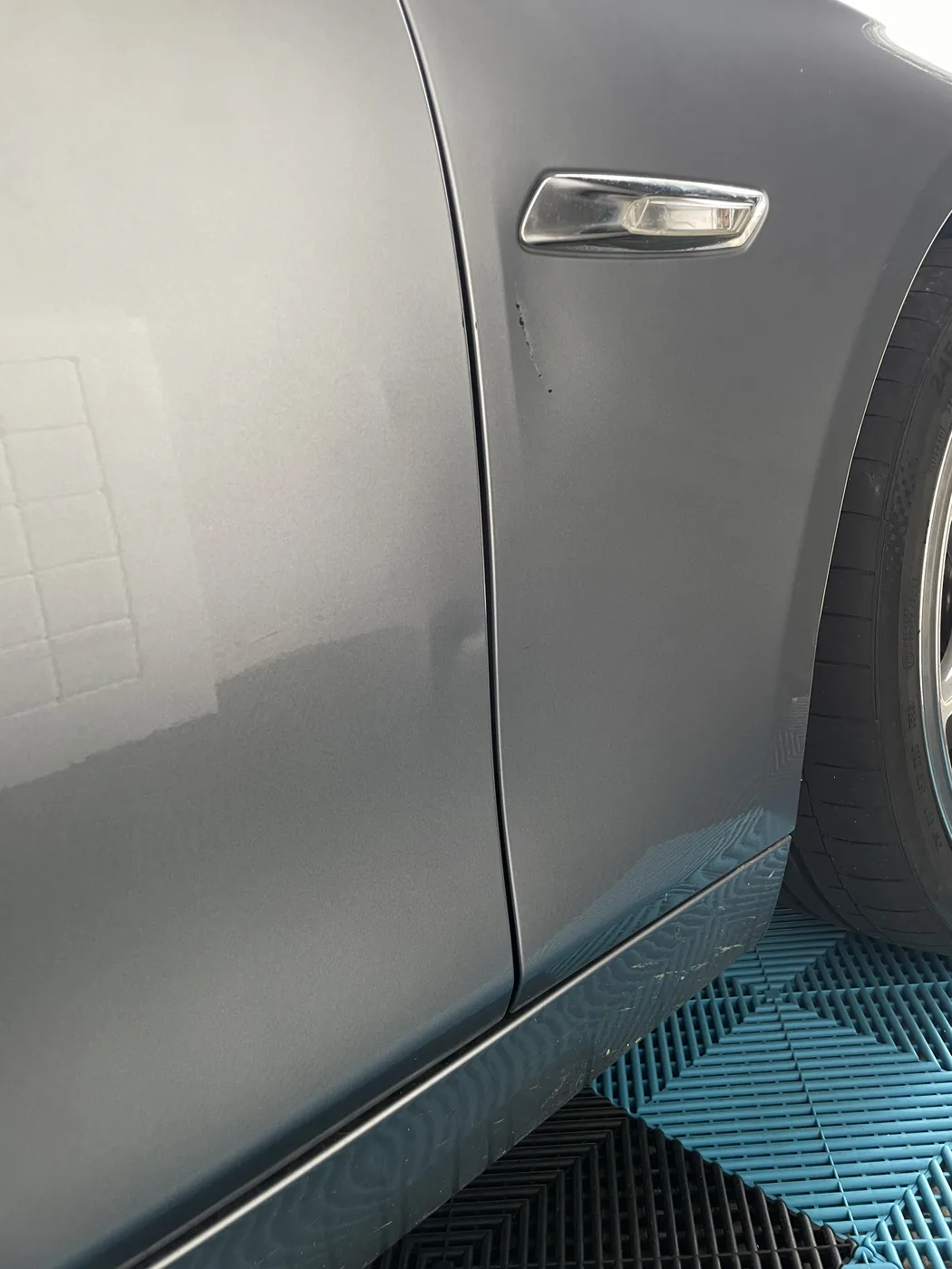Dieselbe Fahrzeugtür nach der Kratzerentfernung
