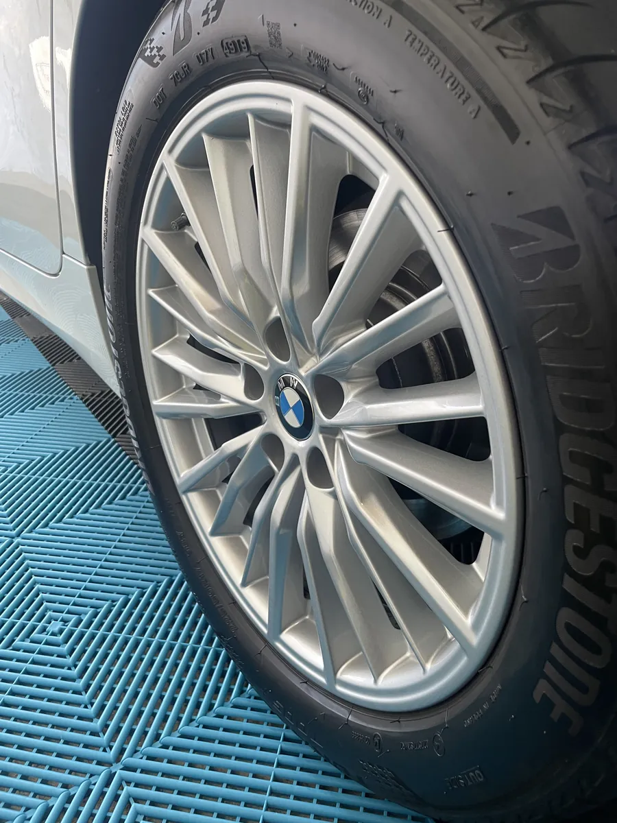 Saubere BMW Felge nach der Intensivreinigung