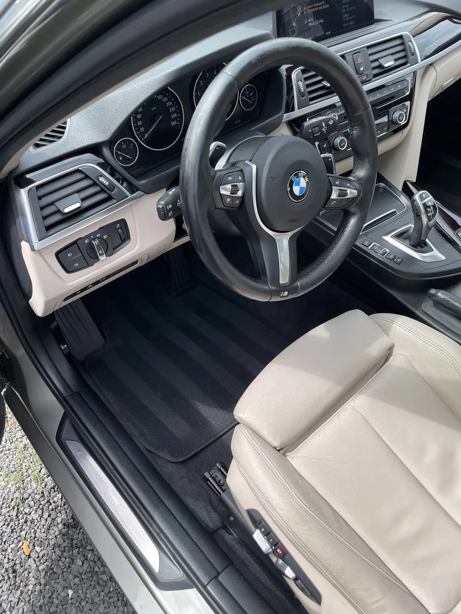 Aufbereitetes Cockpit eines BMW mit heller Lederausstattung