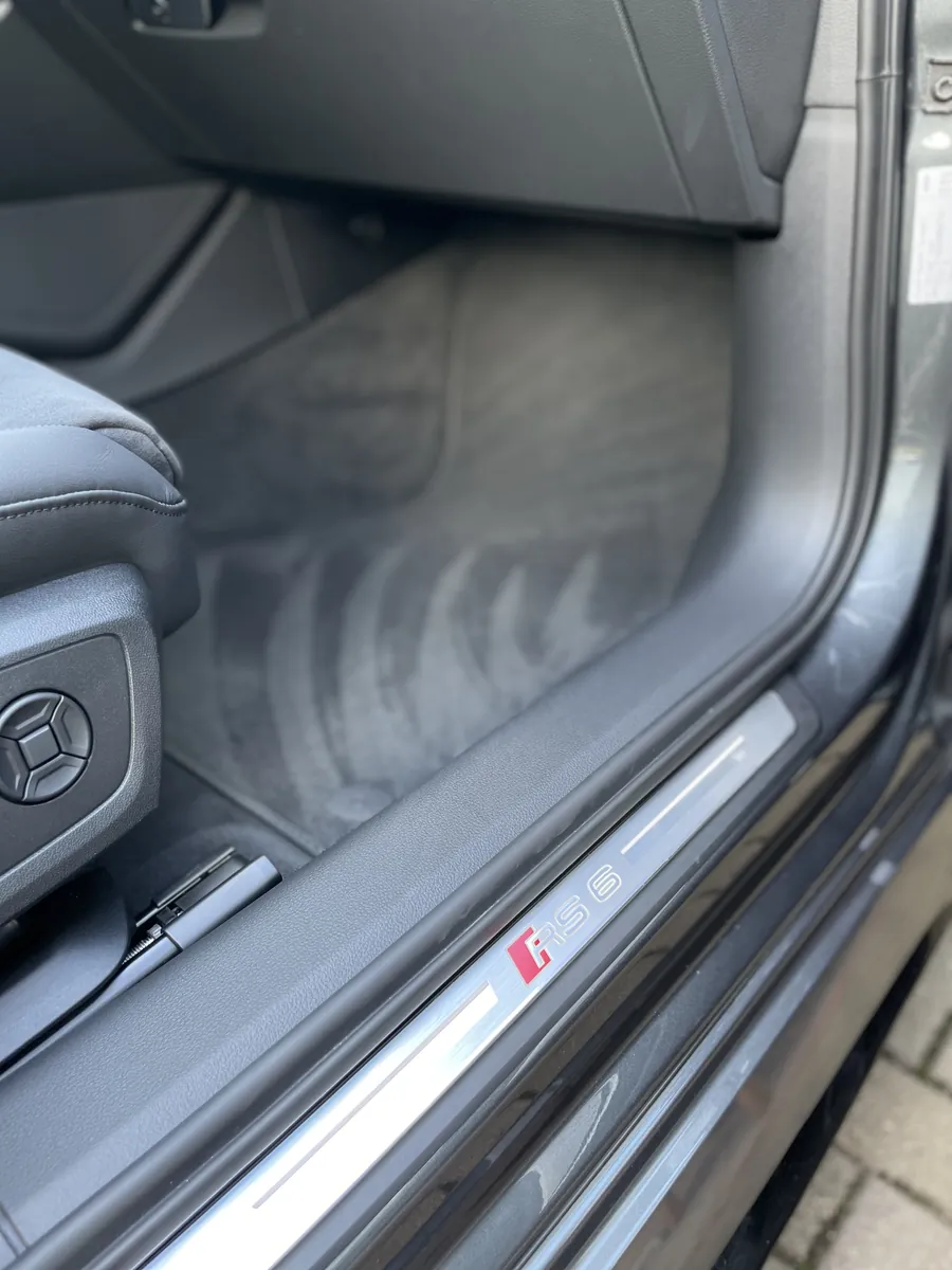 Gereinigter Fußraum und Einstieg eines Audi RS6