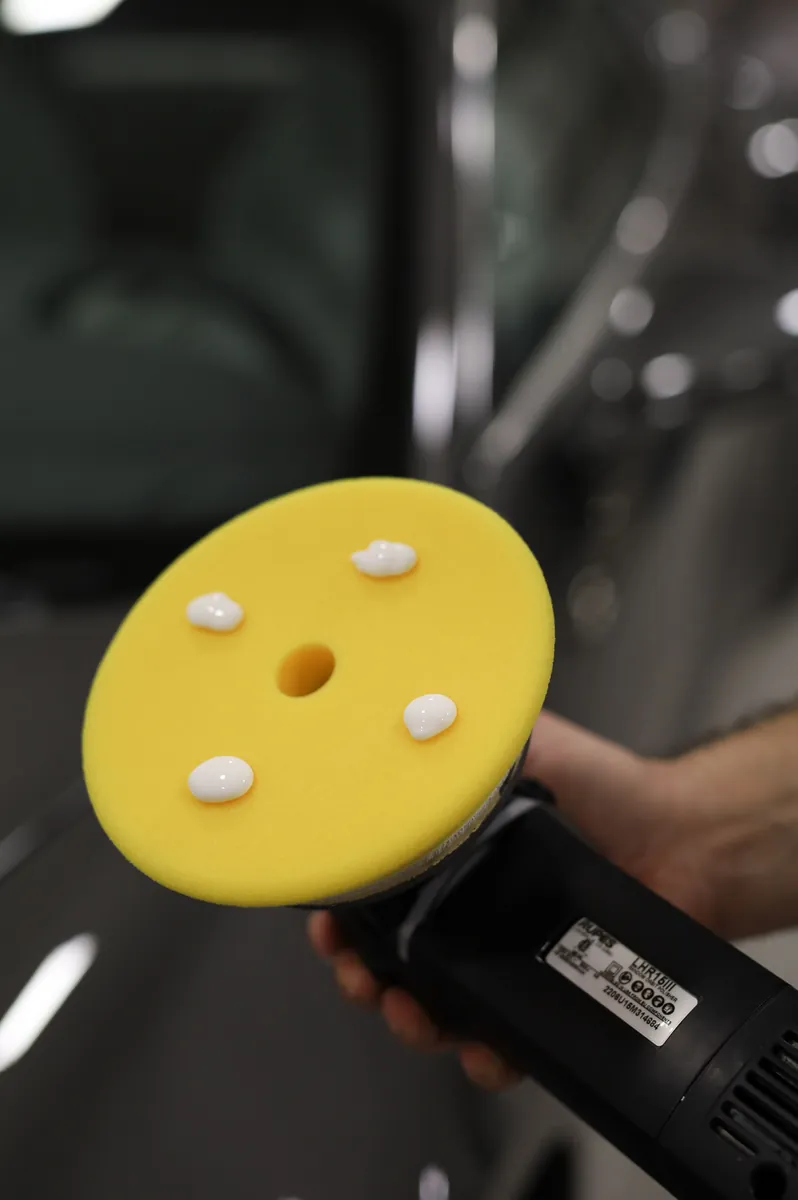 Poliermaschine mit Polierpad bei der Lackaufbereitung