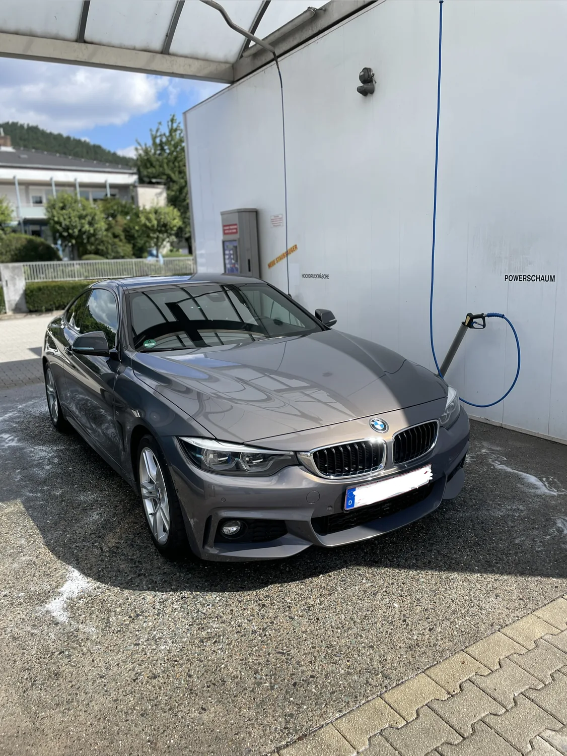 Grauer BMW 4er nach der schonenden Handwäsche bei iCare Detailing