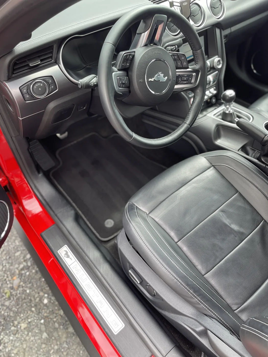 Gereinigte Ledersitze und Teppiche in einem Ford Mustang